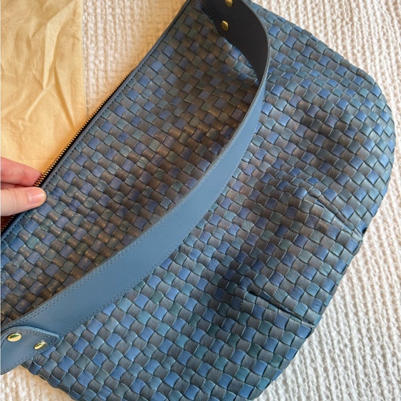 Clare V Sky Blue Woven Moyen Messenger - Picture 2 of 6